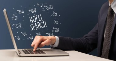 Dizüstü bilgisayar ve e-ticaret konsepti üzerinde çalışan bir iş adamı