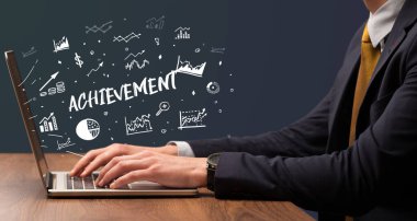 Dizüstü bilgisayar ve iş konsepti üzerinde çalışan iş adamı