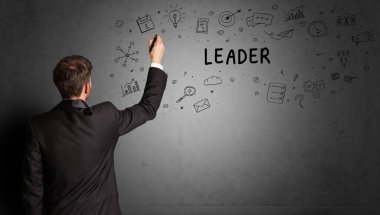 İş adamı yaratıcı bir fikir çiziyor.