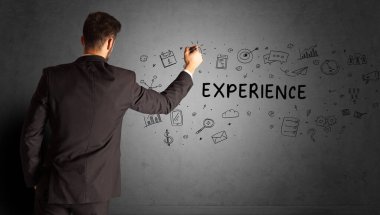 İş adamı yaratıcı bir fikir çiziyor.