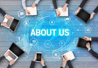 Bir grup insan toplantı yapıyor.