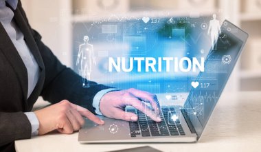 Doktor sağlık kontrolü yapıyor.