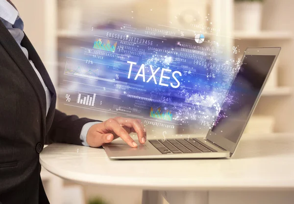 Closeup of businessman hands working on laptop — Stock Photo, Image