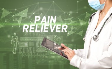 Doktor panoya notlar yazıyor, tıbbi teşhis konsepti.