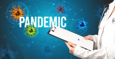 Doktor reçeteli bir reçete yazıyor.