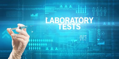 Doktorların elinde şırınga olan beyaz bir eldivenle yakın plan görüntüsü.