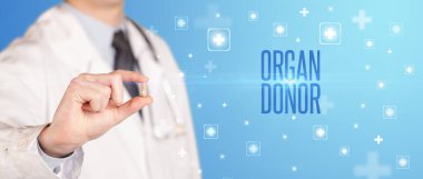 İlaç veren bir doktorun yakın çekimi.