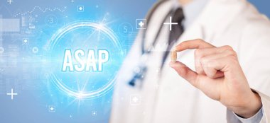 Sana ilaç veren bir doktorun yakın çekimi.