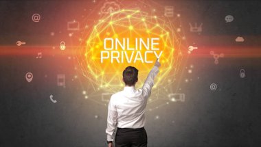 Bir iş adamının arka görünüşü, online güvenlik kavramı