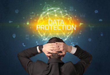 Bir iş adamının arka görünüşü, online güvenlik kavramı