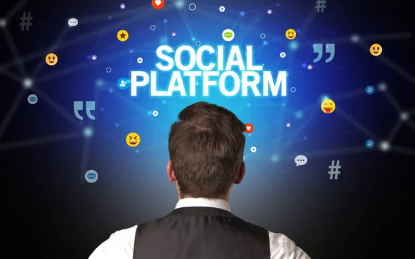 Achteraanzicht van een zakenman, social media concept — Stockfoto