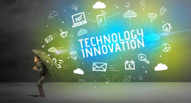 Şemsiyeyle savunma yapan iş adamı, modern teknoloji konsepti