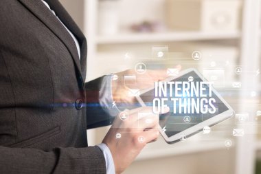 Modern teknoloji konseptini arayan bir tabletin yakın çekimi