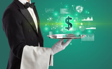 Smokinli yakışıklı garson para birimi simgelerini tepside tutuyor.