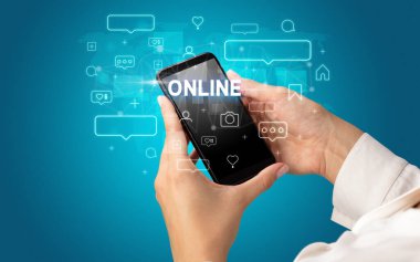 Sosyal medya kavramına sahip akıllı telefon kullanımı