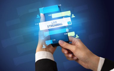 Sosyal medya kavramına sahip akıllı telefon kullanımı