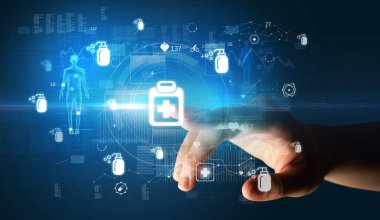 Doktor el, ekranda tıbbi sembollü fütüristik sağlık aygıtı kullanıyor.