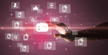 Fütürist kavram üzerine ortam simgeleriyle el sıkışan sosyal medya çokluortam uygulama ekranı