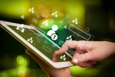 Tablet, sosyal medya kavramı kullanan bir elin yakın plan çekimi