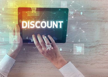 Alışveriş yazısıyla el ele tutuşma tabletinin yakın çekimi