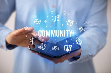 Katlanabilir akıllı telefonu olan bir iş adamı, sosyal medya kavramı