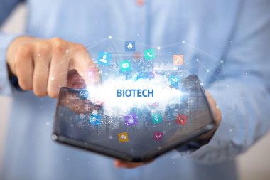 İş adamı katlanabilir bir akıllı telefon tutuyor, teknoloji konsepti