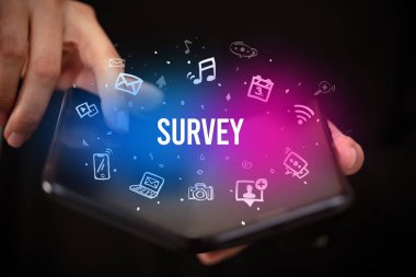 Katlanabilir akıllı telefonu olan bir iş adamı, sosyal medya kavramı