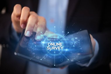 İş adamı katlanabilir bir akıllı telefon tutuyor, yeni iş konsepti