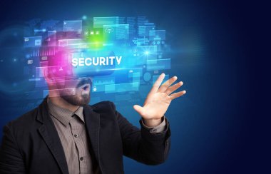 Sanal Gerçeklik gözlükleriyle bakan iş adamı