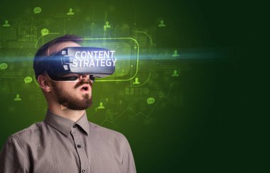 Sanal gerçeklik gözlükleriyle bakan iş adamı, sosyal medya kavramı