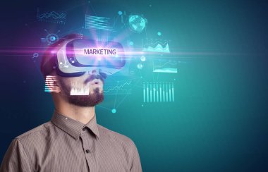 Sanal Gerçeklik gözlükleriyle bakan iş adamı