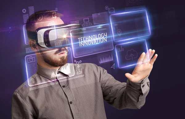 Hombre de negocios mirando a través de gafas de realidad virtual, concepto de tecnología — Foto de Stock