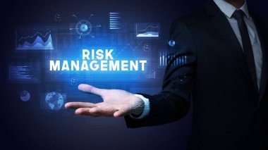 Motivasyon mesajı taşıyan iş adamının eli