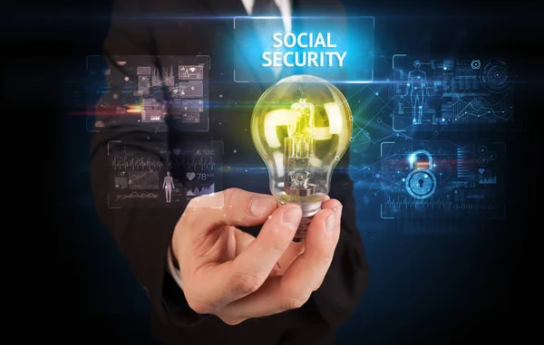 Бизнесмен держит лампочку, концепция онлайн безопасности — стоковое фото