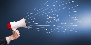 Genç kız megafona bağırıyor.