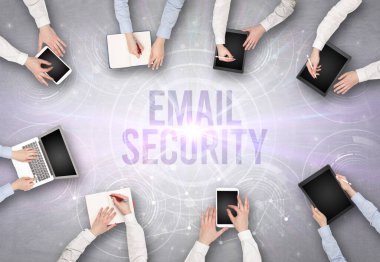 Bir dizüstü bilgisayarın önünde bir grup insan, güvenlik kavramı