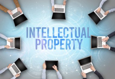 Bir dizüstü bilgisayarın önünde bir grup insan, güvenlik kavramı