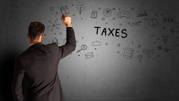 бизнесмен рисует эскиз творческой идеи