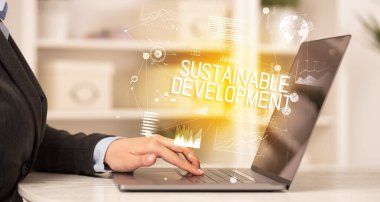 Bilgisayarda çalışan bir iş adamının yan görüntüsü