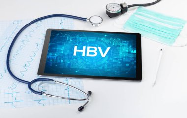 Tıbbi kısaltmalı bir tabletin yakın plan görüntüsü