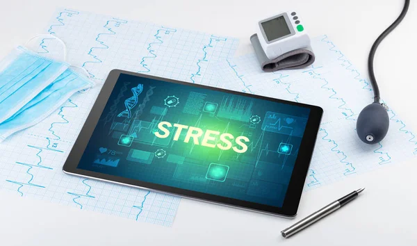 Tablet pc and medical stuff — Stock Photo, Image