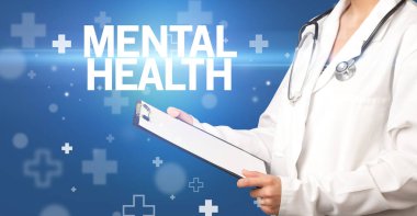 Doktor panoya notlar yazar.