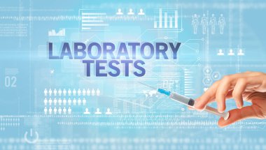 Doktorların elinde şırınga olan beyaz bir eldivenle yakın plan görüntüsü.