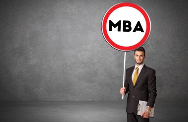 Genç iş adamı trafik işaretini aldı