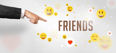 Sosyal medya kavramına işaret eden kırpılmış ellerin yakın çekimi