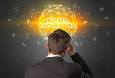 Bir iş adamının arka görünüşü, online güvenlik kavramı