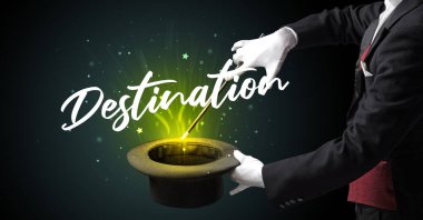 Yaşlı büyücü sihirbazlık numarası yapıyor.