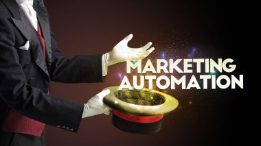 Sihirbaz sihir numarası yapıyor.