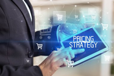 Genç adam tabletle alışveriş yapıyor.