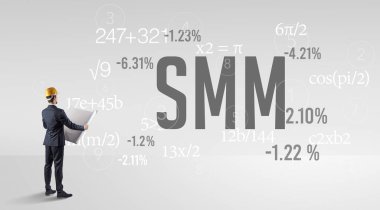 Kısa şapkalı mühendis.